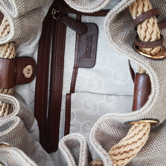 New Michael Kors Handbag - Picture 3 of 10